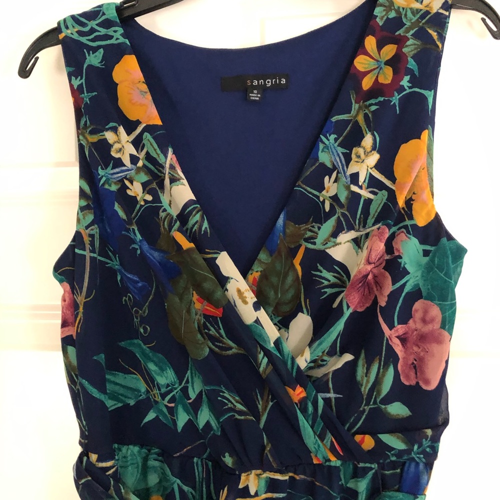Beautiful tropical maxi dress.  Great for travel to the islands🌴✈️
